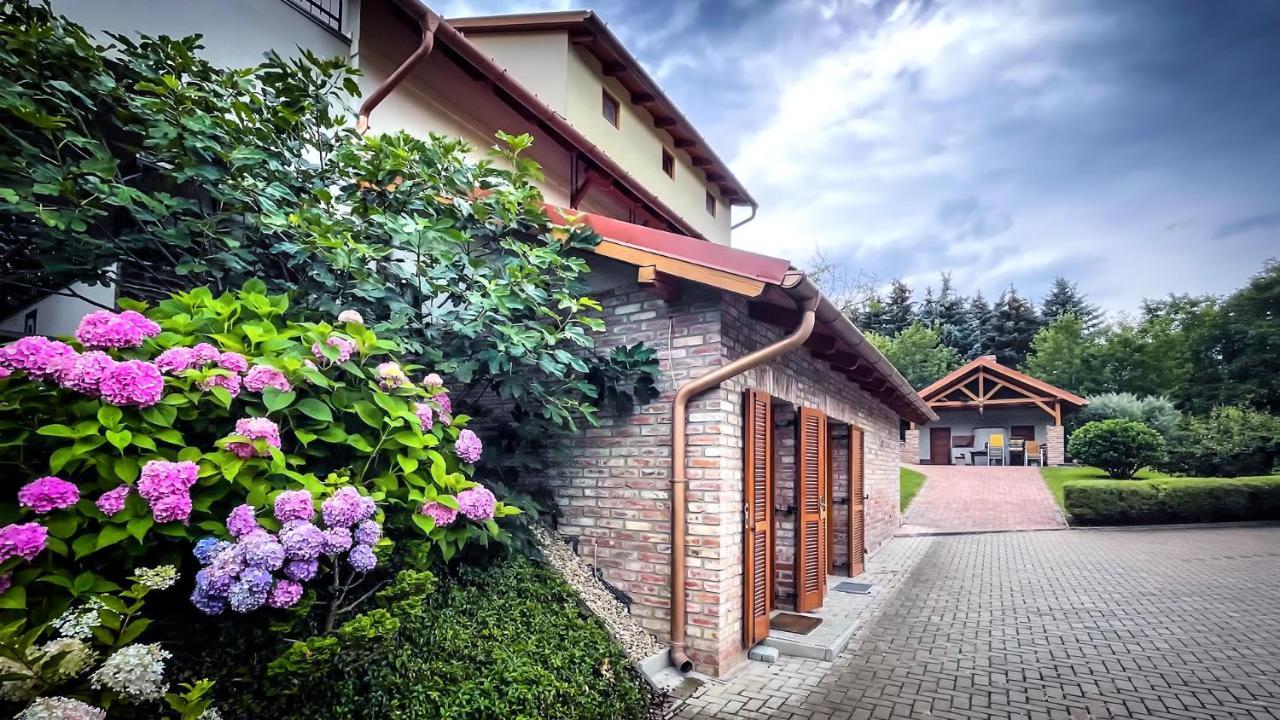 Ozkut Apartmanhaz Olmod Exterior photo